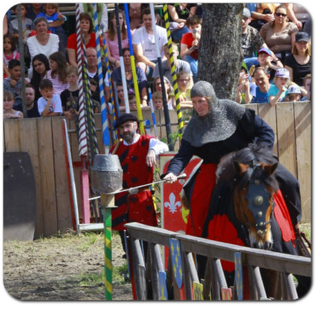 Gräfin von Brachina auf Pferd mit Schwert beim Hälse schlagen