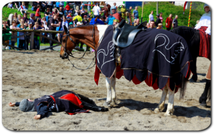 Ritterin im Sand liegend, mit Pferd